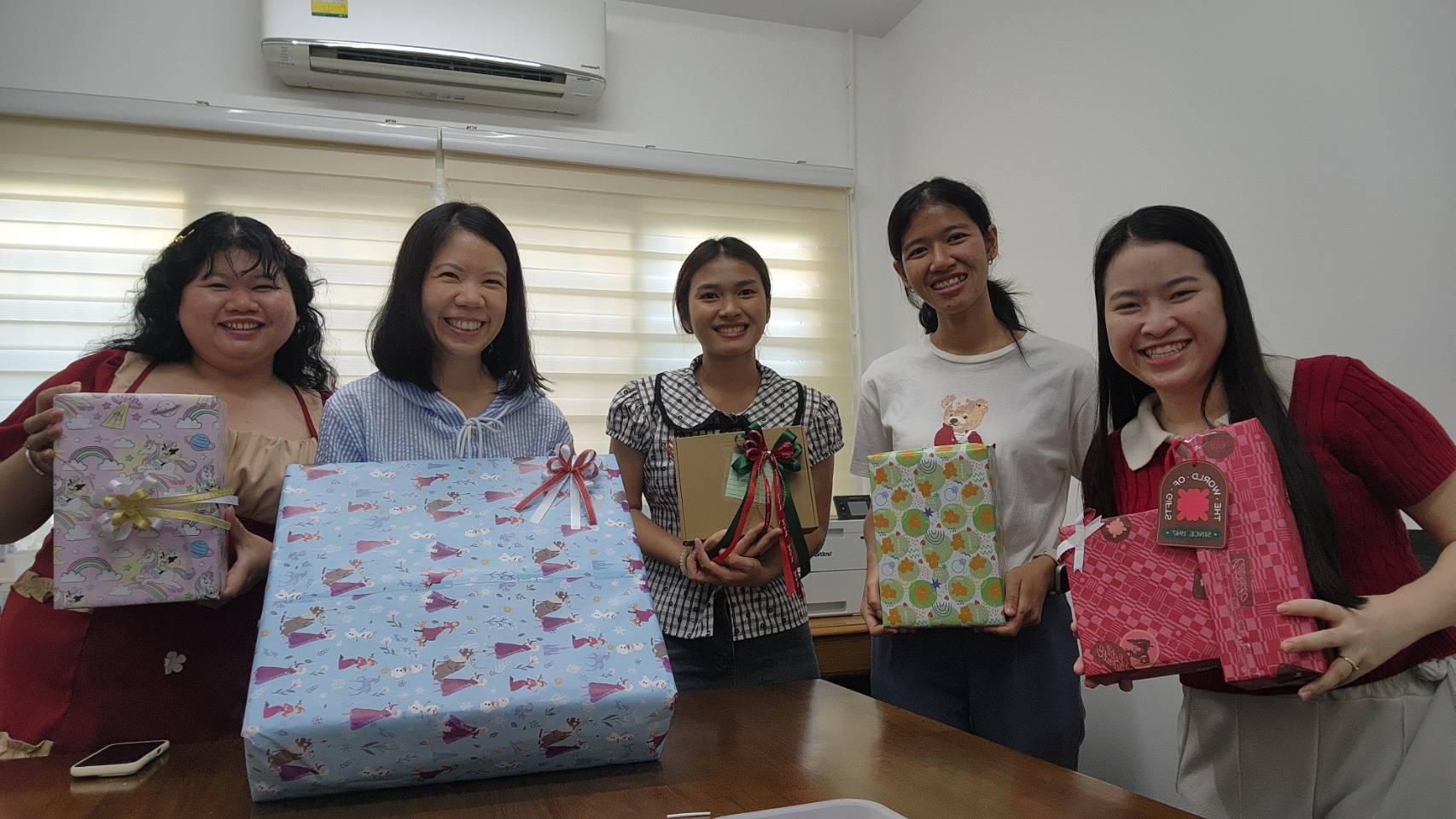 ภาพกิจกรรมร่วมกันและถือของขวัญในสำนักงาน
