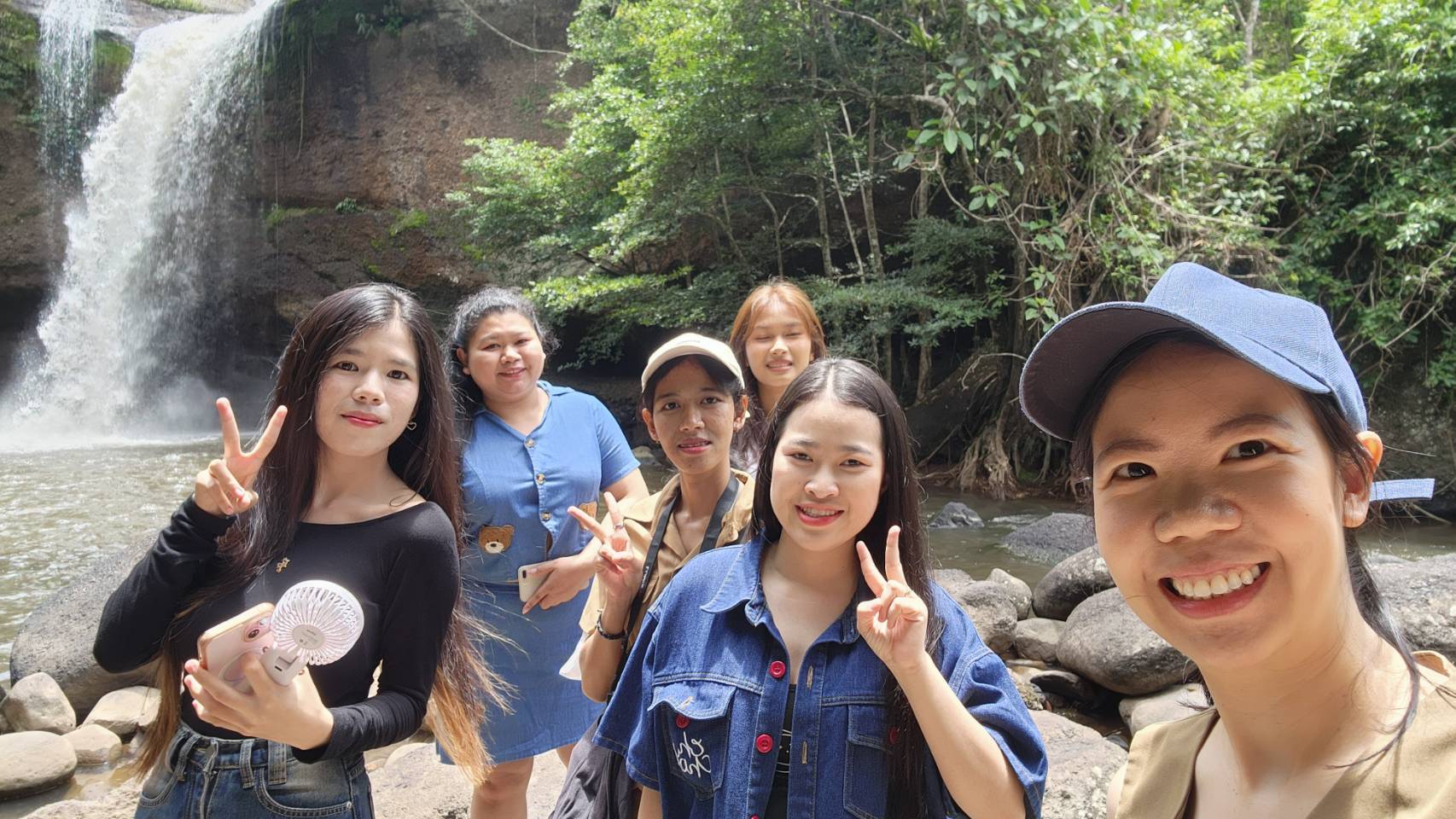 ภาพกิจกรรมท่องเที่ยวร่วมกันบริเวณน้ำตก
